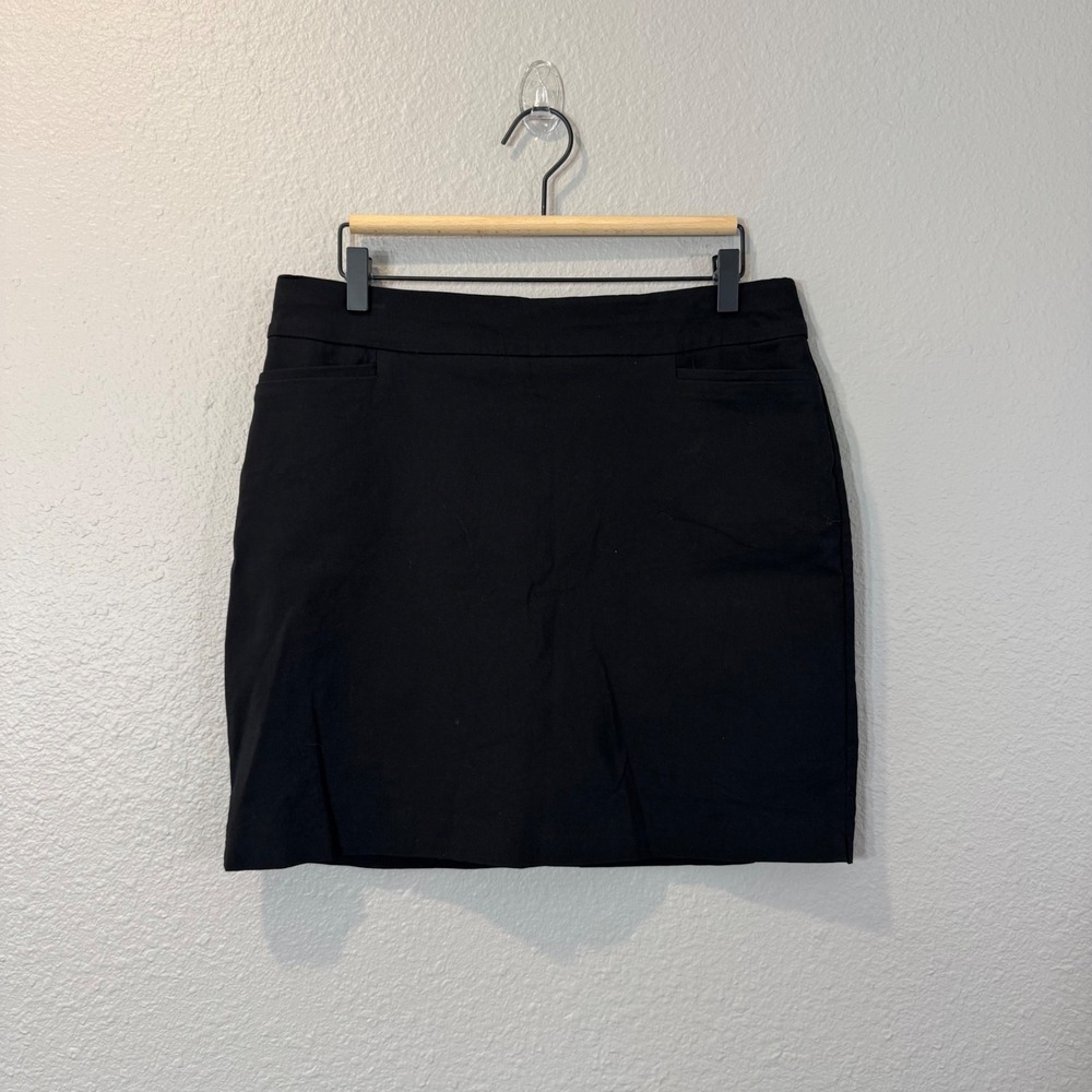 Chico's Women's Size 1.5 US 10 Black Stretch Pockets Skort